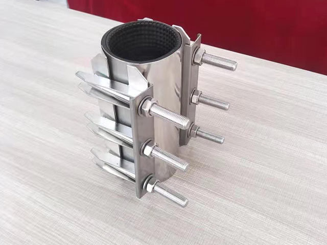 what are the effects of different installation environments on the pipe clamp straub